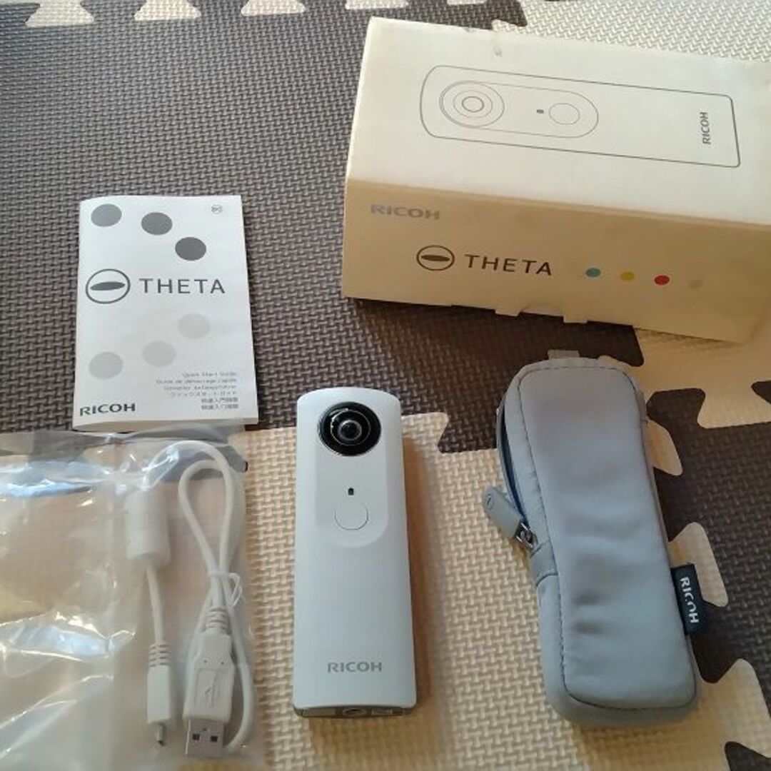 RICOH(リコー)のRICOH THETA ホワイト スマホ/家電/カメラのカメラ(その他)の商品写真