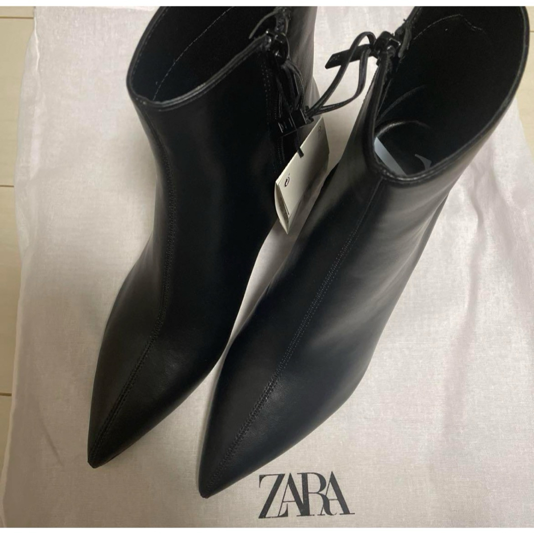 ZARA(ザラ)の【未使用】 ザラ　ZARA  キトンヒール　ショートブーツ　黒　36 レディースの靴/シューズ(ブーツ)の商品写真