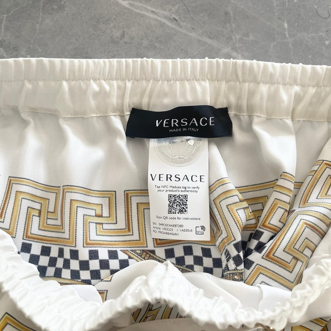 VERSACE(ヴェルサーチ)の【限定割引】定価20万→9.8万 VERSACE シルクパンツ レディースのパンツ(その他)の商品写真