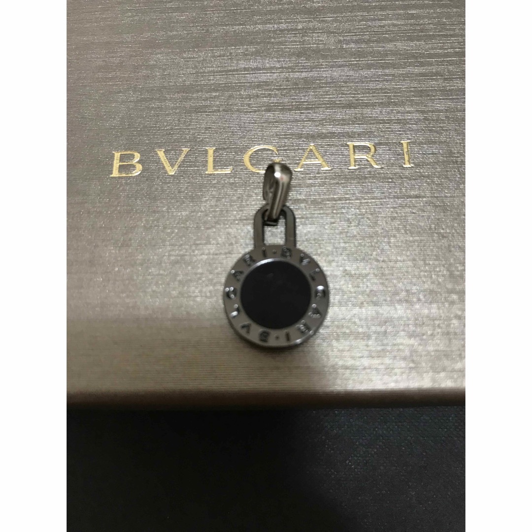 BVLGARI(ブルガリ)の【新品正規品】BVLGARI ペンダント チャーム +チェーン 革紐 ネックレス メンズのアクセサリー(ネックレス)の商品写真