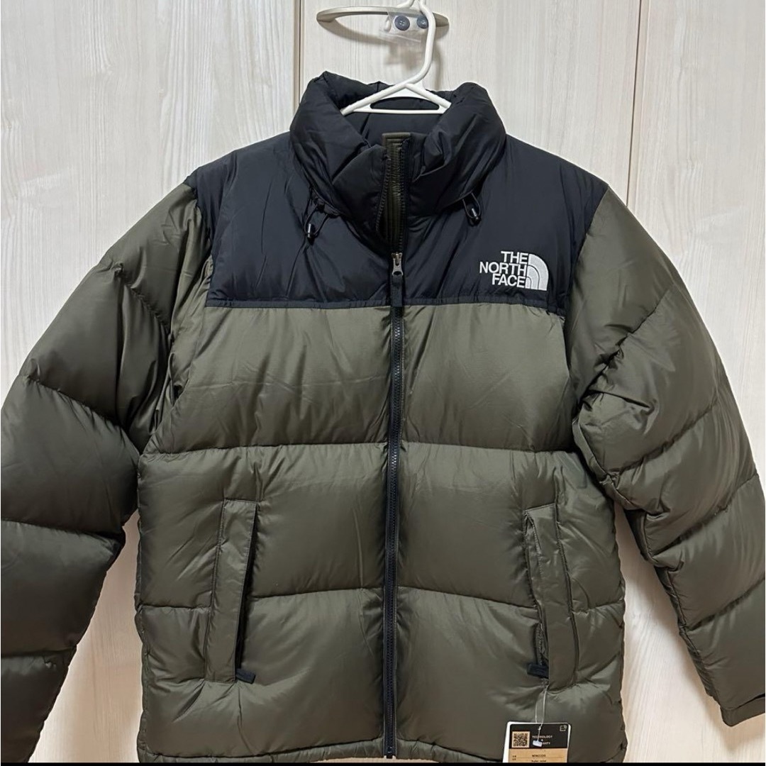 THE NORTH FACE(ザノースフェイス)の【新品】ノースフェイス　ヌプシジャケット　ニュートープ　オリーブ　S メンズのジャケット/アウター(ダウンジャケット)の商品写真