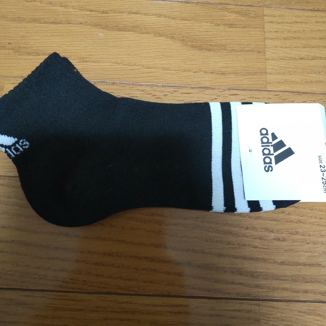 adidas(アディダス)の同梱で値下げ【adidas】3足異柄の靴下/23〜25センチ レディースのレッグウェア(ソックス)の商品写真