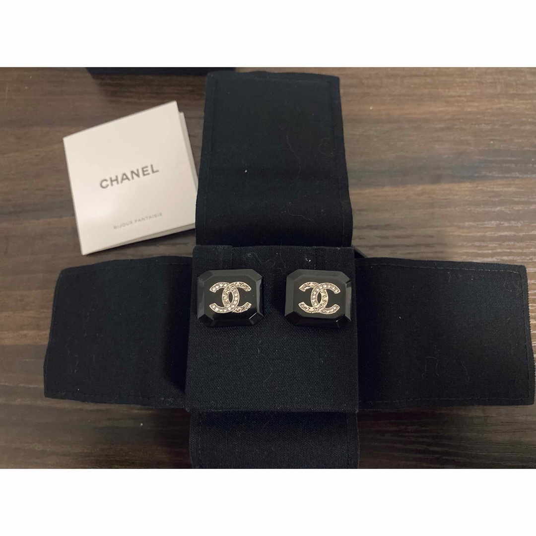 CHANEL(シャネル)のシャネル　ブローチ　ピアス　2点 レディースのアクセサリー(ブローチ/コサージュ)の商品写真