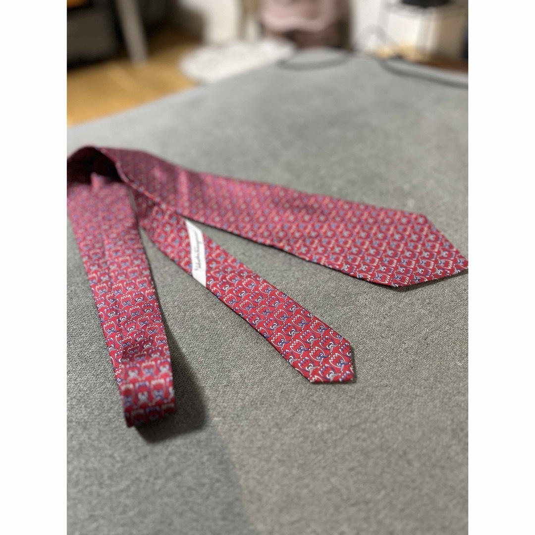 Salvatore Ferragamo(サルヴァトーレフェラガモ)のフェラガモ  赤　ネクタイ メンズのファッション小物(ネクタイ)の商品写真