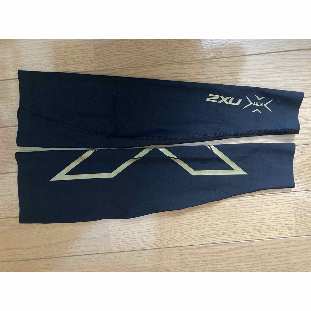 2XU(ツータイムズユー)の2XU MCSエリートコンプアームガードBLK/GLD スポーツ/アウトドアのトレーニング/エクササイズ(トレーニング用品)の商品写真