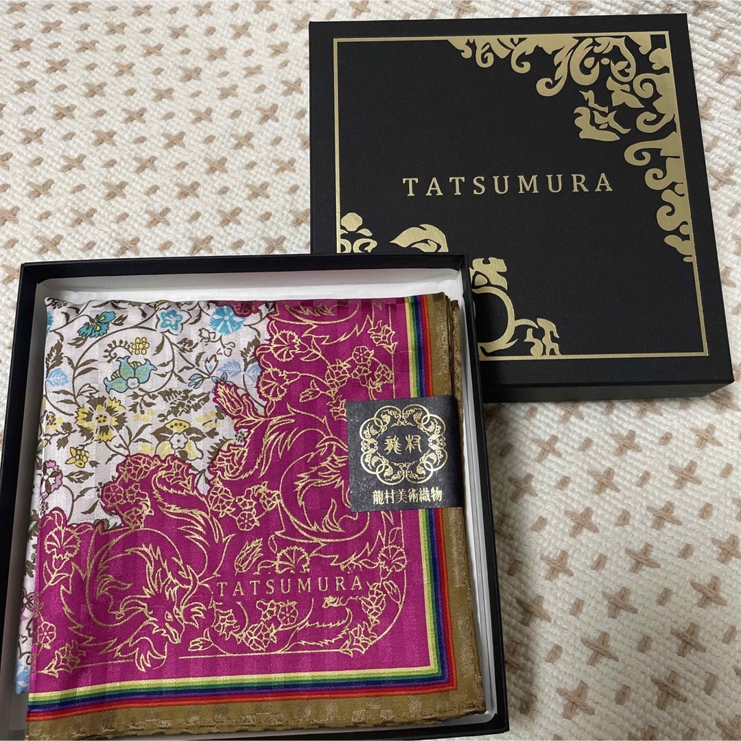 TATSUMURA Art textiles(タツムラビジュツオリモノ)の【新品・箱入】タツムラ織物　大判ハンカチ　ピンク レディースのファッション小物(ハンカチ)の商品写真