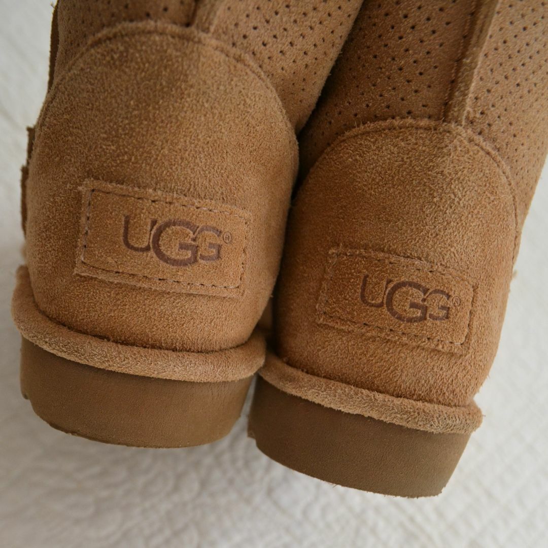 UGG(アグ)のUGG　パンチングブーツ　クラシック　ミニ　ショート丈　２４cm レディースの靴/シューズ(ブーツ)の商品写真