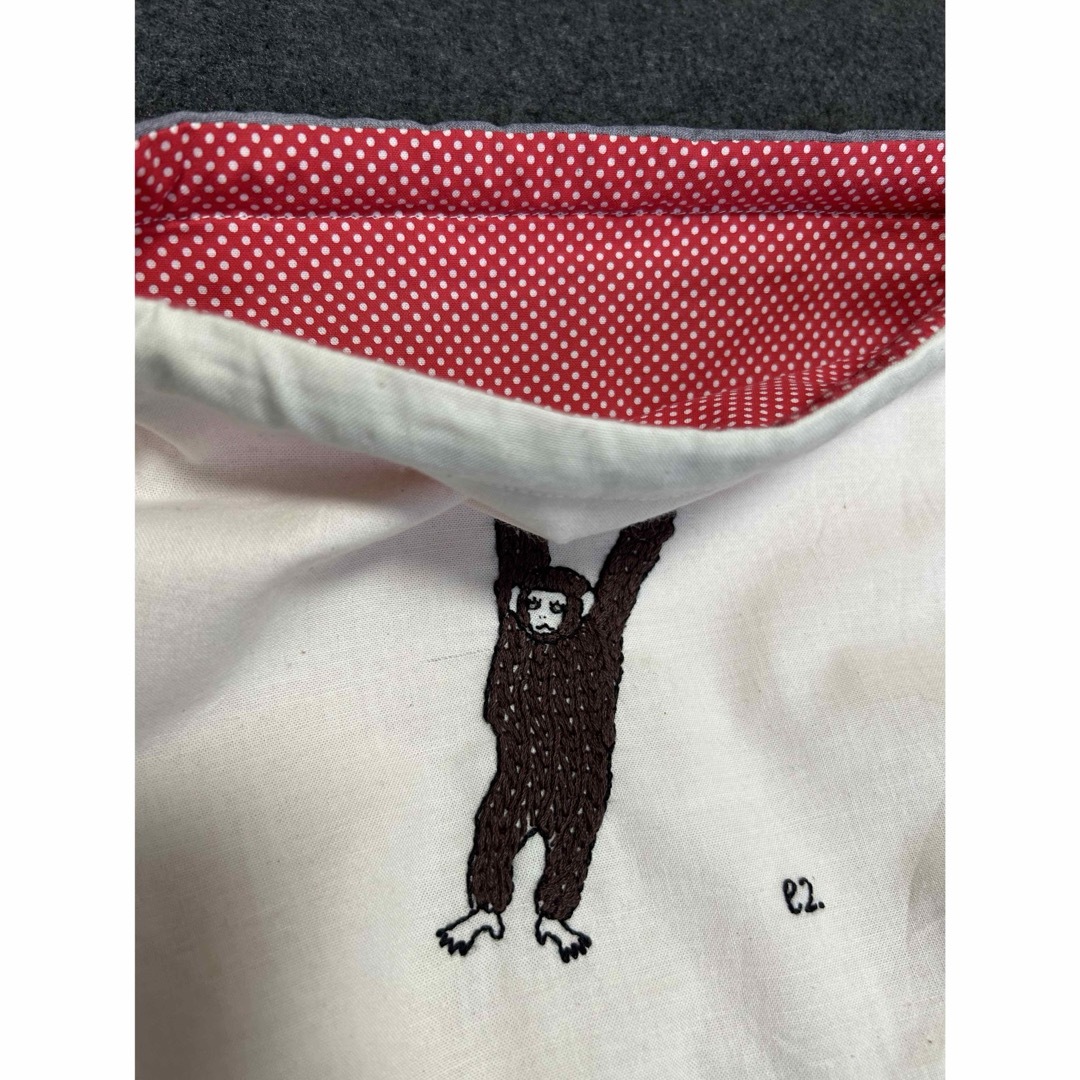 刺繍　巾着ポーチ　サル ハンドメイドのファッション小物(ポーチ)の商品写真