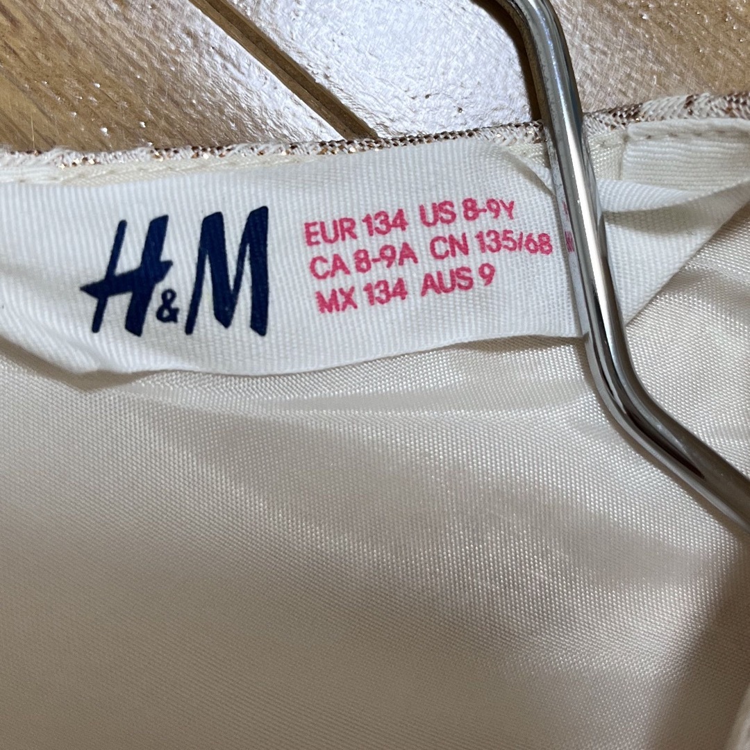 H&M(エイチアンドエム)のH&M ドレス　１３５cm キッズ/ベビー/マタニティのキッズ服女の子用(90cm~)(ドレス/フォーマル)の商品写真