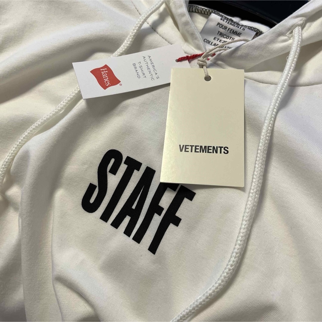 新品 VETEMENTS オーバーサイズSTAFFフーディーカットソー サイズM 新品 VETEMENTS オーバーサイズSTAFFフーディーカットソー サイズM
