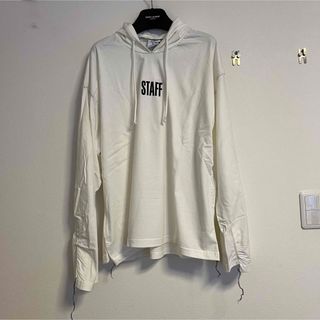 ヴェトモン(VETEMENTS)の新品 VETEMENTS オーバーサイズSTAFFフーディーカットソー サイズM(Tシャツ/カットソー(七分/長袖))