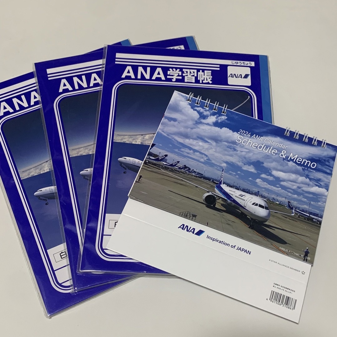 ANA(全日本空輸)(エーエヌエー(ゼンニッポンクウユ))のANA学習帳じゆうちょう3冊、2024年カレンダー エンタメ/ホビーのおもちゃ/ぬいぐるみ(キャラクターグッズ)の商品写真