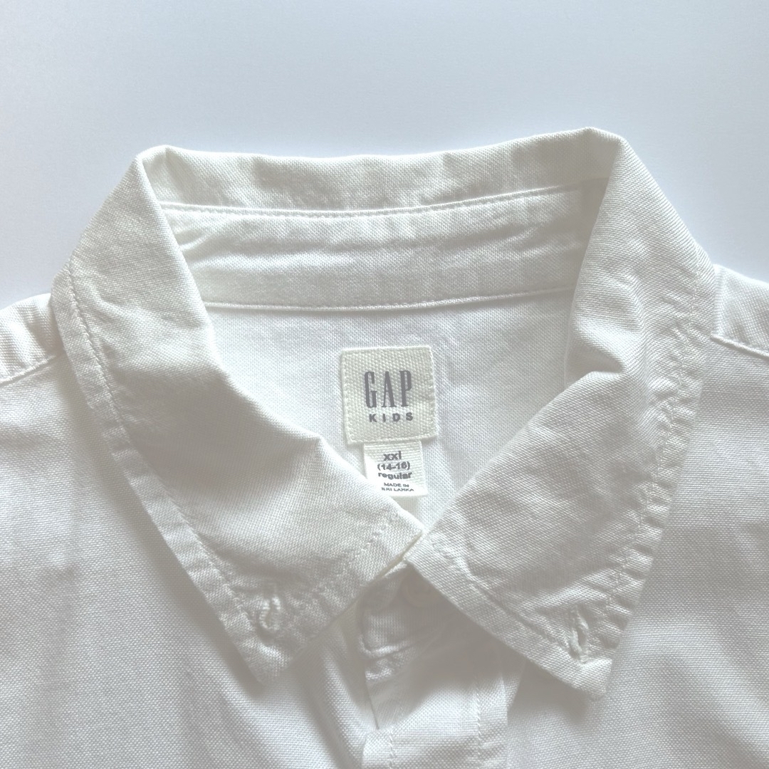 GAP Kids(ギャップキッズ)のGAP 白シャツ　サイズxxl(14-16) 日本サイズ160cm キッズ/ベビー/マタニティのキッズ服男の子用(90cm~)(Tシャツ/カットソー)の商品写真