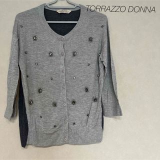 トラッゾドンナ(TORRAZZO DONNA)の美品　トラッツォドンナ　TORRAZZO DONNA ビジュ　　カーディガン(カーディガン)