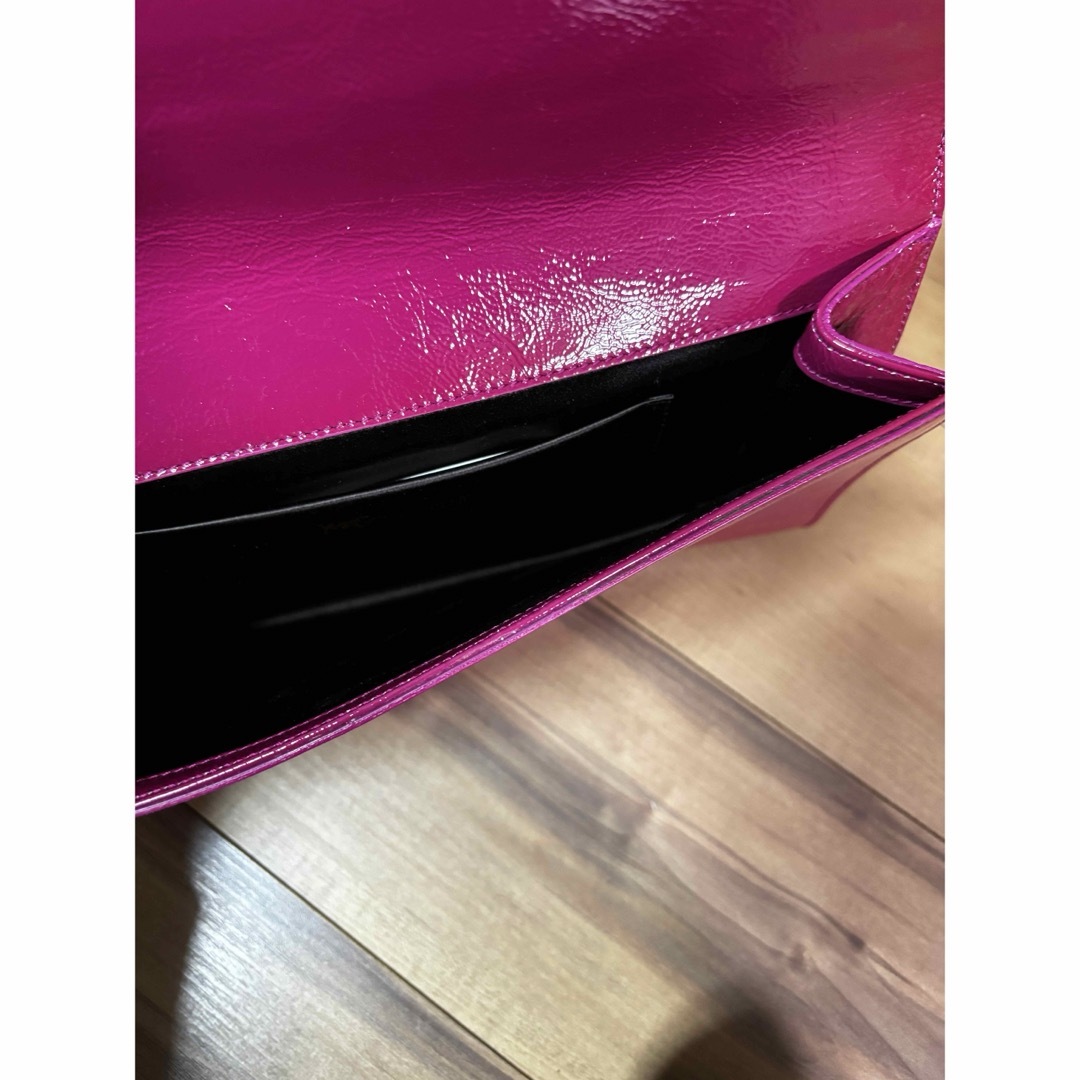 Yves Saint Laurent(イヴサンローラン)の未使用品 イヴサンローラン エナメルレザーのクラッチバッグ レディースのバッグ(クラッチバッグ)の商品写真