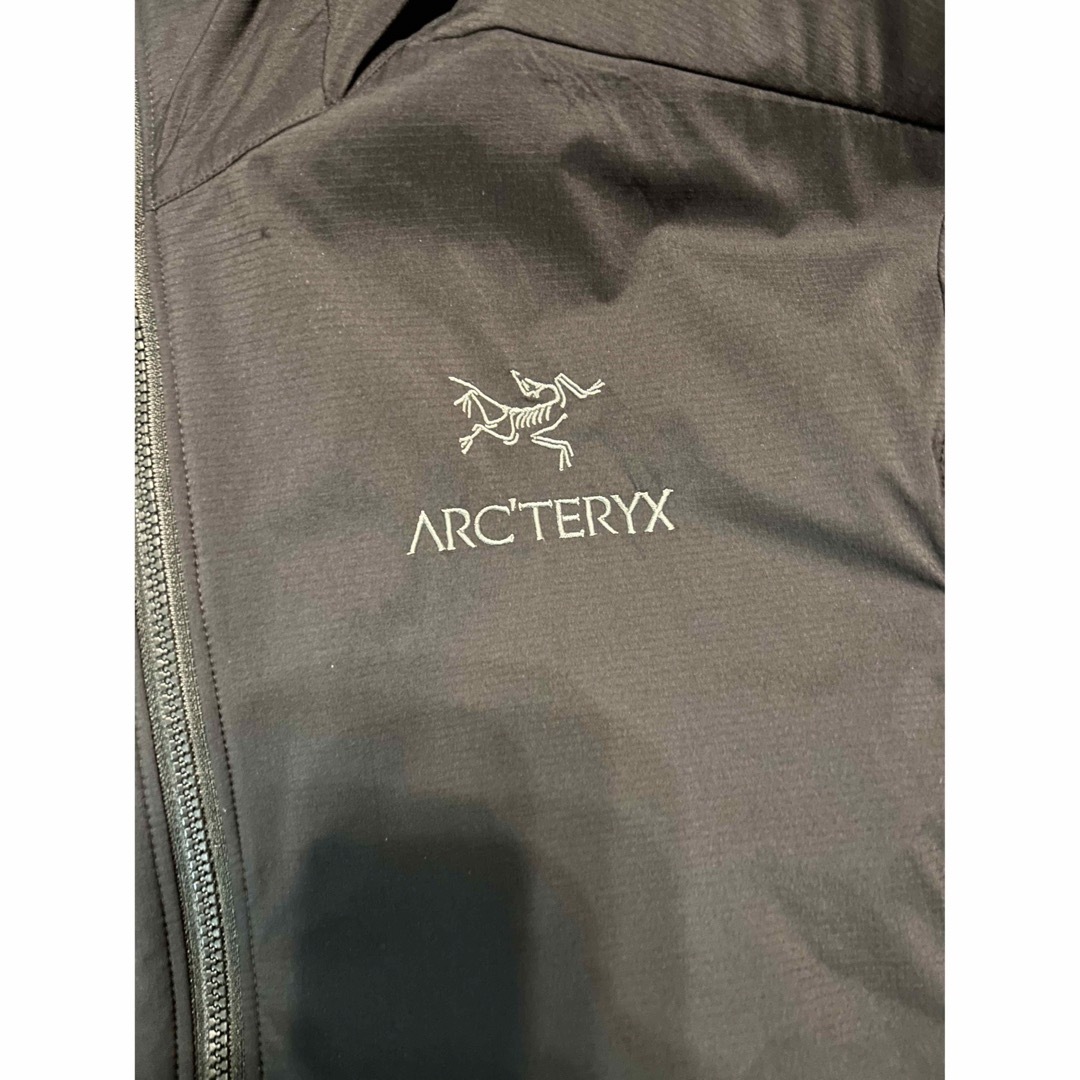 ARC'TERYX(アークテリクス)のアークテリクス　ATOM HOODY Black メンズのジャケット/アウター(ナイロンジャケット)の商品写真