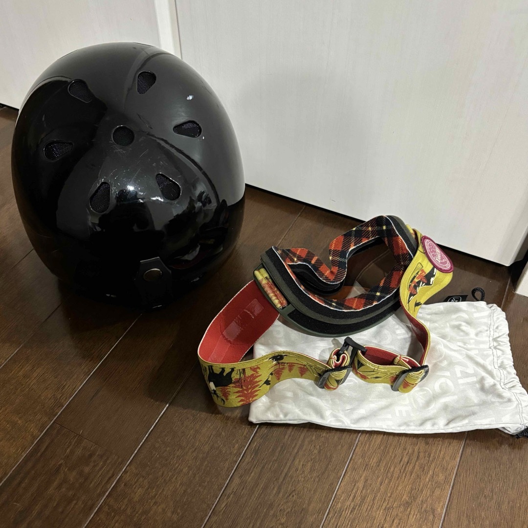 VONZIPPER(ボンジッパー)の子供用　ヘルメットとゴーグルのセットです。ボンジッパー スポーツ/アウトドアのスノーボード(アクセサリー)の商品写真