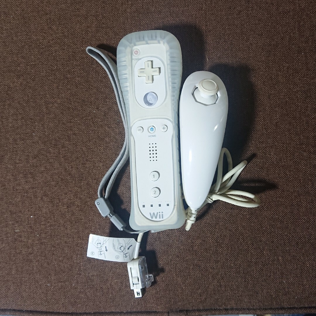 Wii(ウィー)のWii リモコン ヌンチャクセット白 ホワイト シリコンカバー付  任天堂純正品 エンタメ/ホビーのゲームソフト/ゲーム機本体(家庭用ゲーム機本体)の商品写真