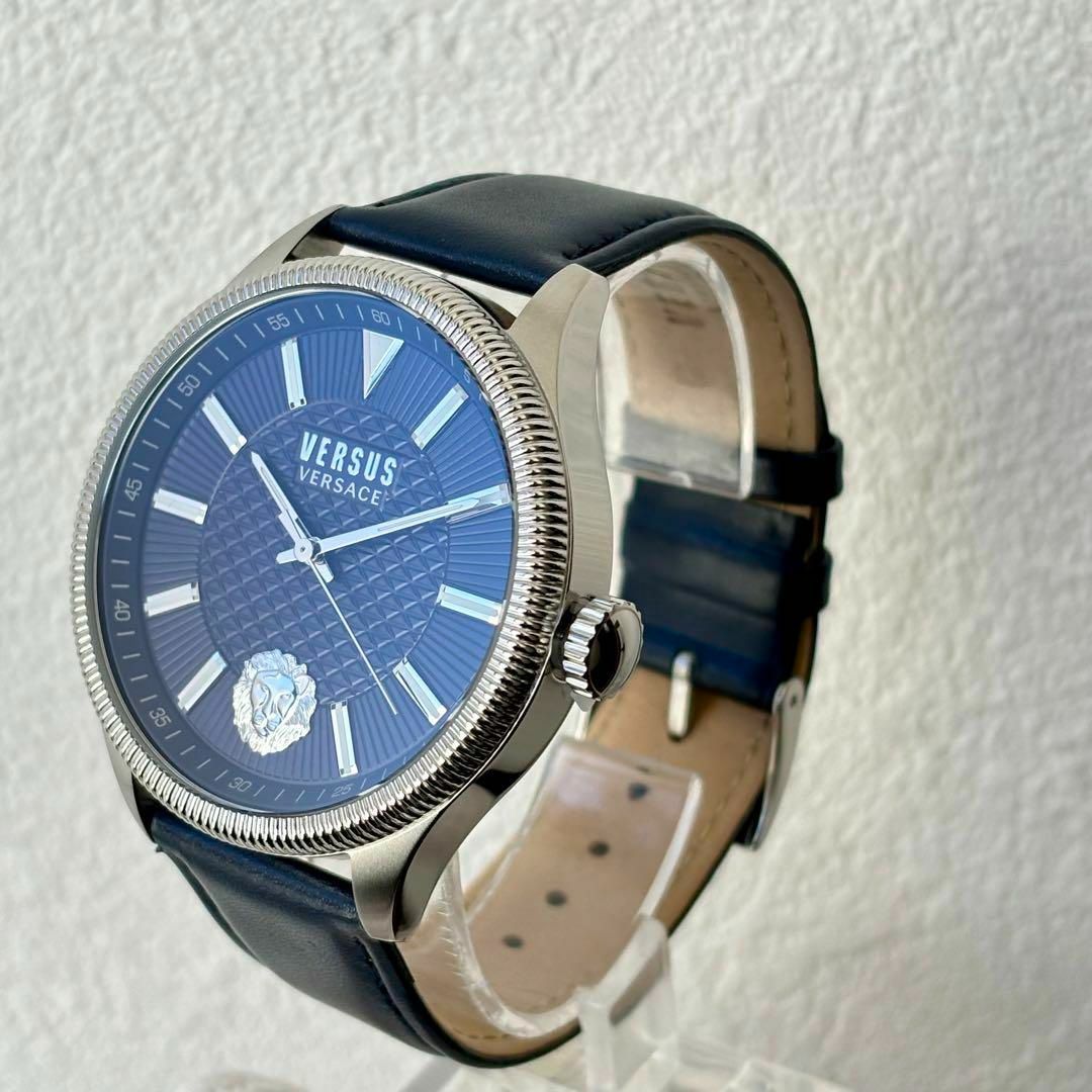 VERSACE(ヴェルサーチ)の新品ヴェルサス ヴェルサーチ メンズ腕時計ネイビー レザーベルト人気45mm メンズの時計(腕時計(アナログ))の商品写真