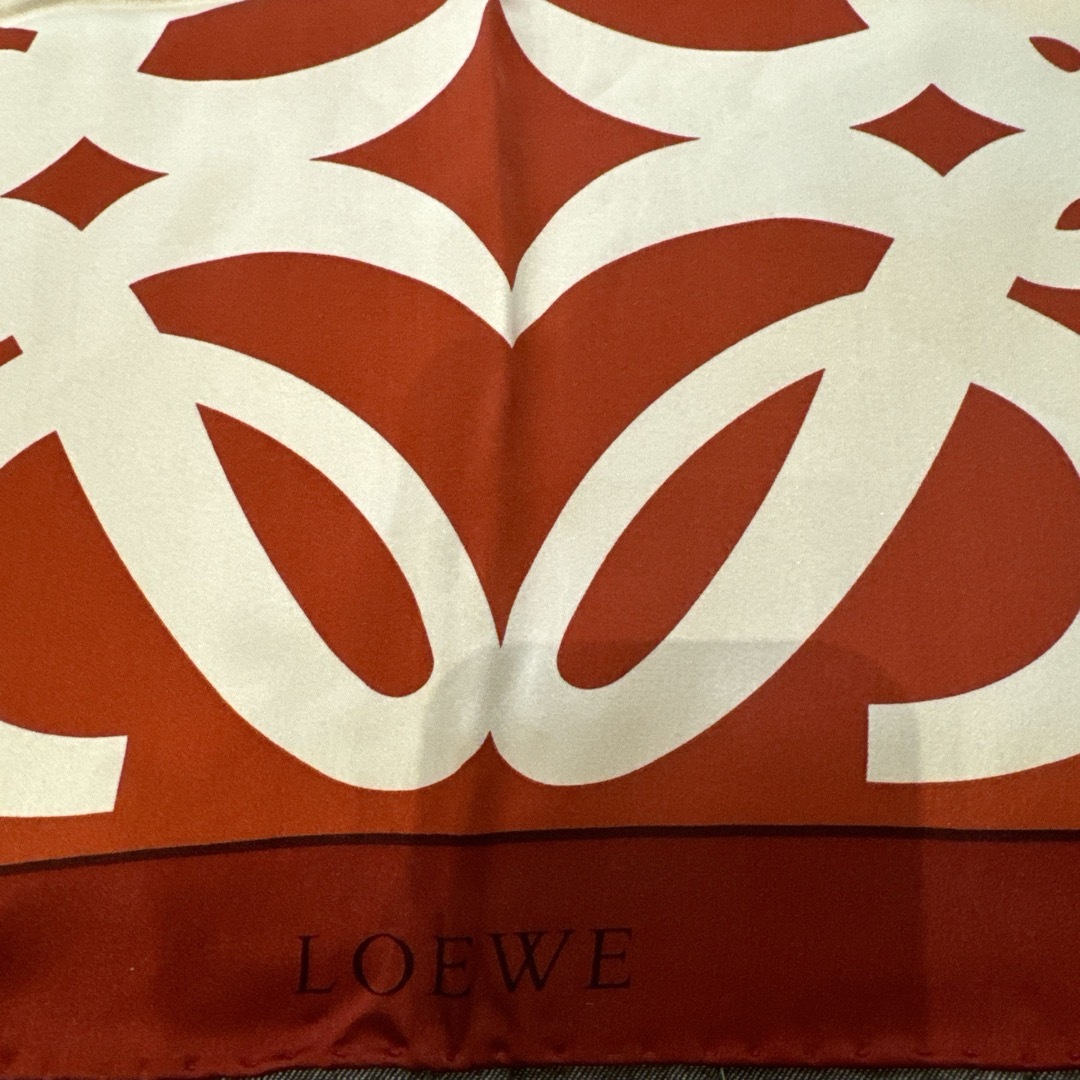 LOEWE(ロエベ)の【未使用】LOEWE ロエベ アナグラム　シルクスカーフ レディースのファッション小物(バンダナ/スカーフ)の商品写真