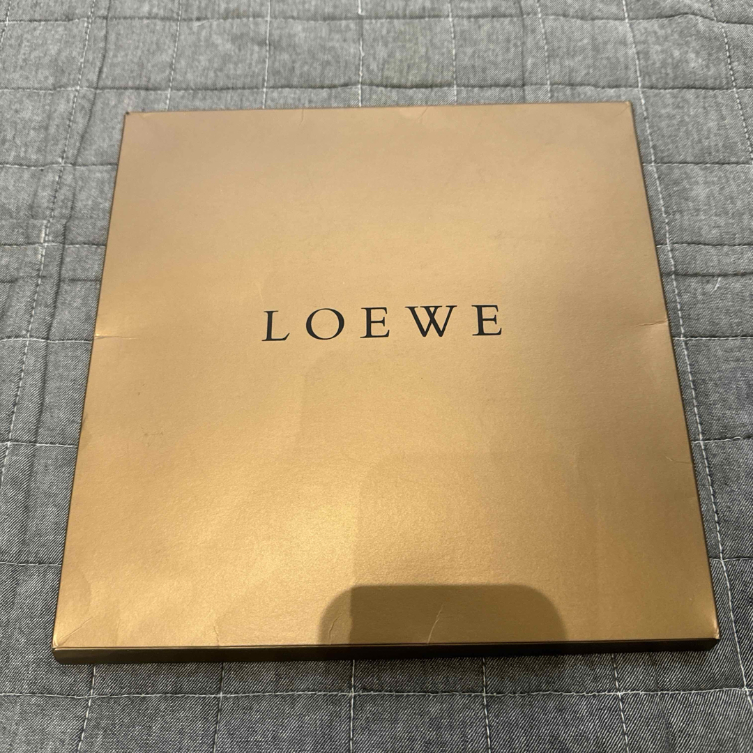 LOEWE(ロエベ)の【未使用】LOEWE ロエベ アナグラム　シルクスカーフ レディースのファッション小物(バンダナ/スカーフ)の商品写真