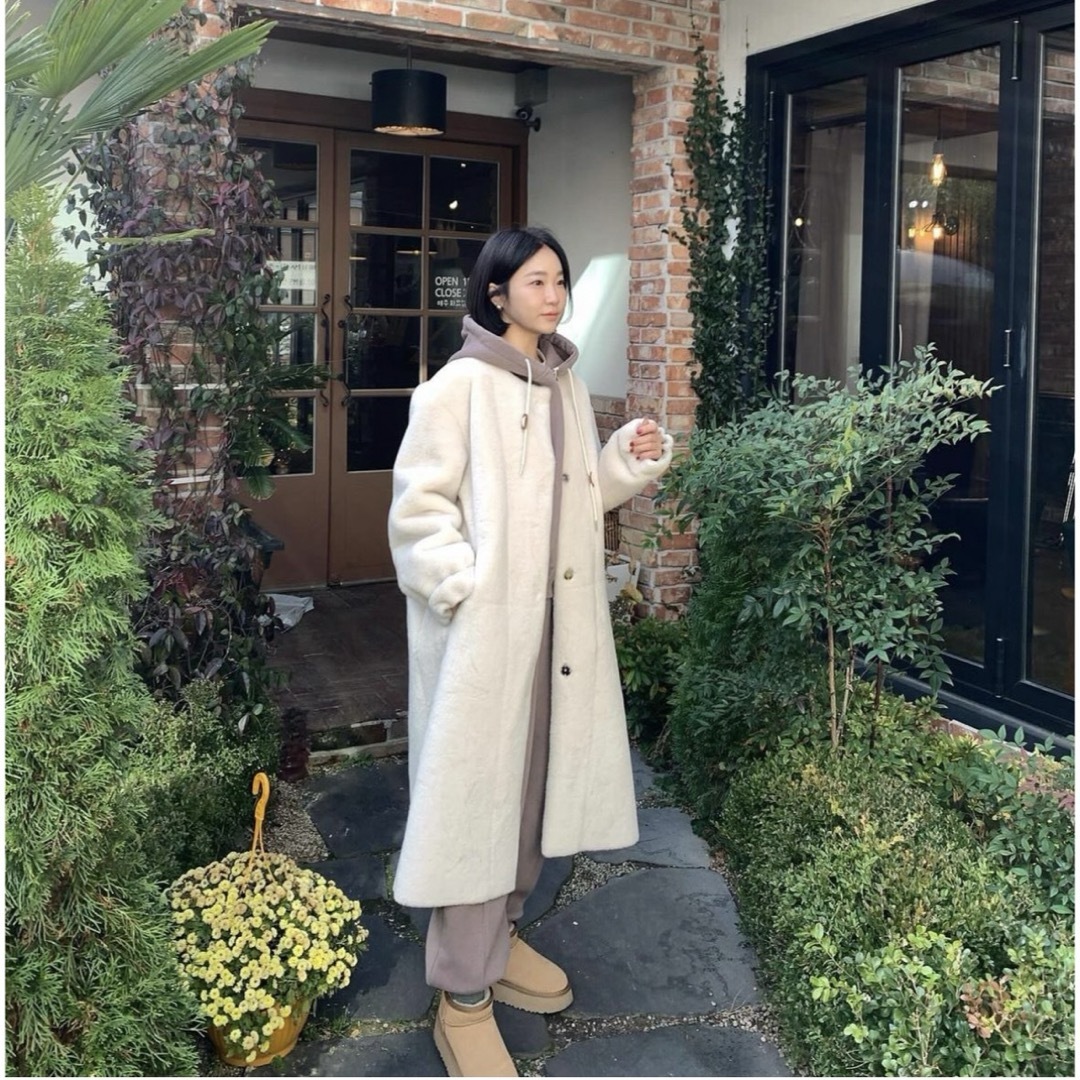 韓国　ファーコート　ボアコート　ホワイト レディースのジャケット/アウター(毛皮/ファーコート)の商品写真