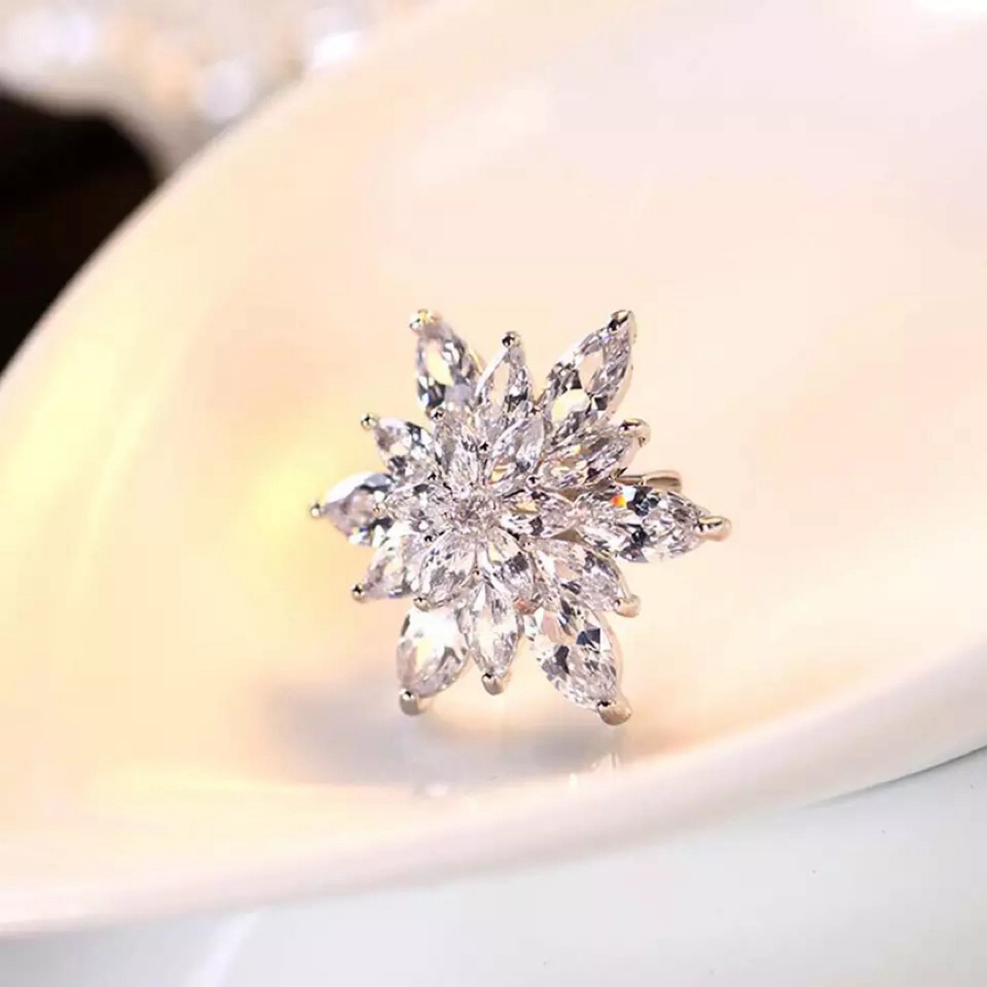 ブローチ可愛らしいミニ雪の結晶ビジュースノークリスタルブローチ レディースのアクセサリー(ブローチ/コサージュ)の商品写真