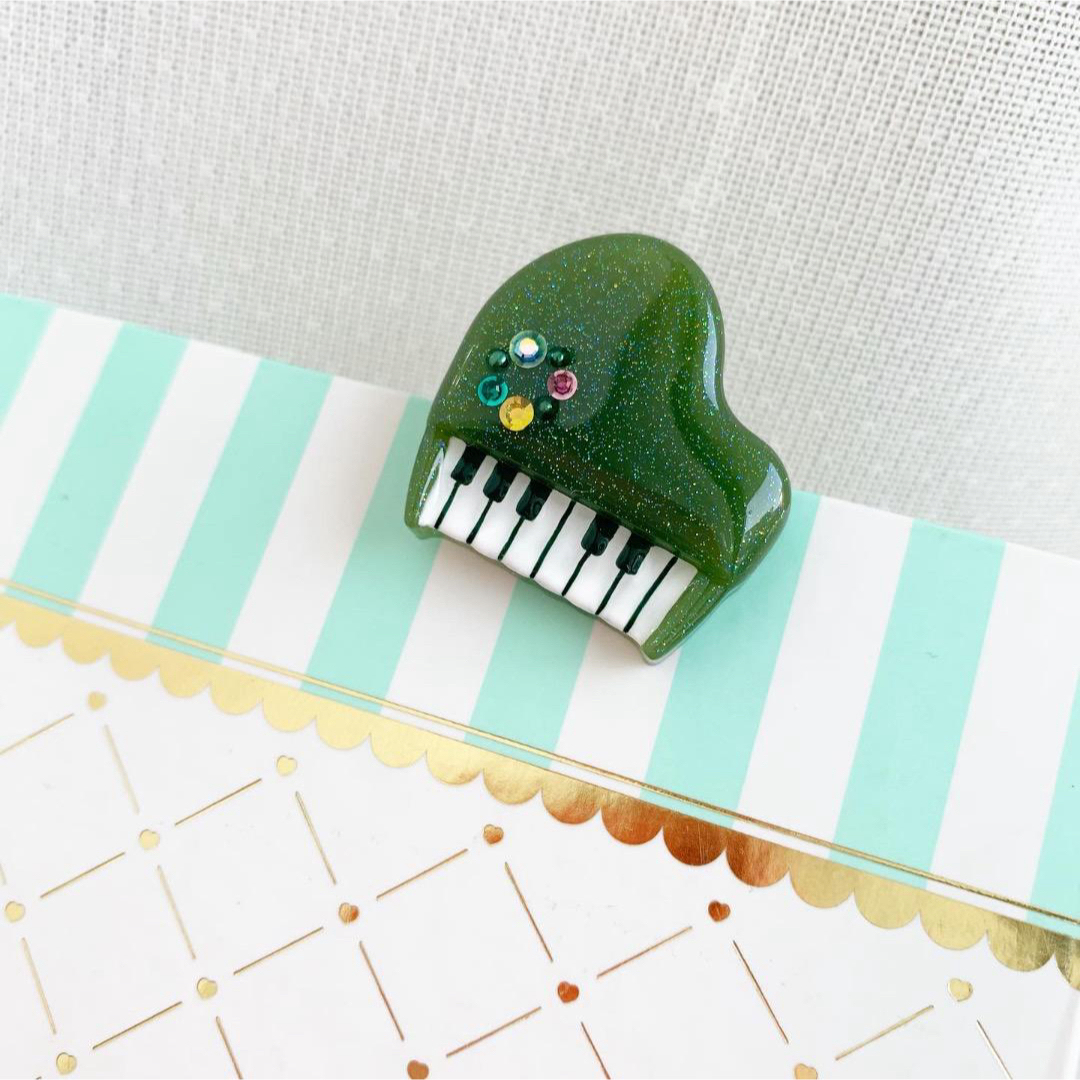 【595】オーロララメ 深緑グランドピアノポニーフック ハンドメイドのアクセサリー(ヘアアクセサリー)の商品写真