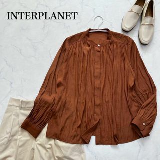 インタープラネット(INTERPLANET)のINTERPLANET ギャザーブラウス　フレア　長袖　ブラウン　金ボタン(シャツ/ブラウス(長袖/七分))