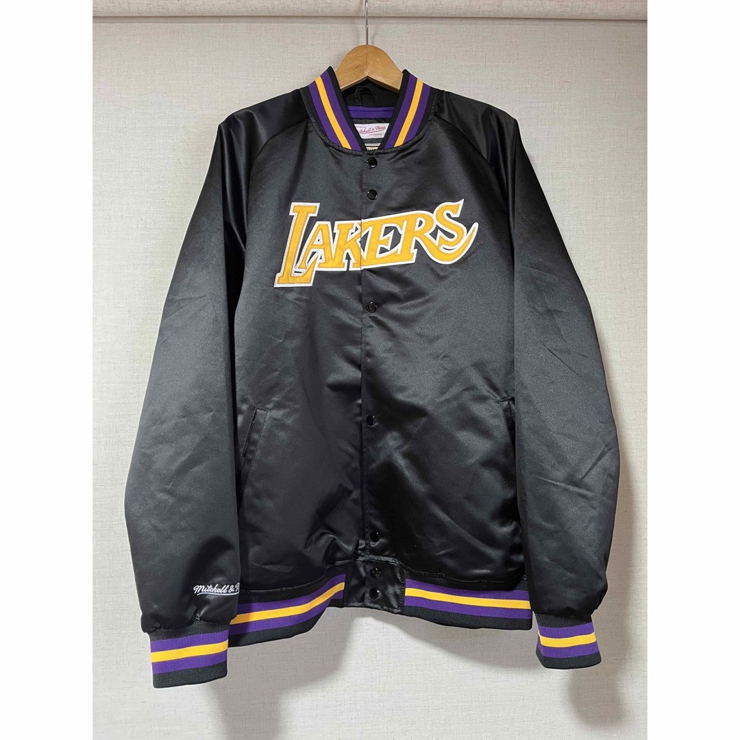 MITCHELL & NESS(ミッチェルアンドネス)の古着 サテンブルゾン NBA レイカーズ スナップブルゾン ストリート メンズのジャケット/アウター(スタジャン)の商品写真
