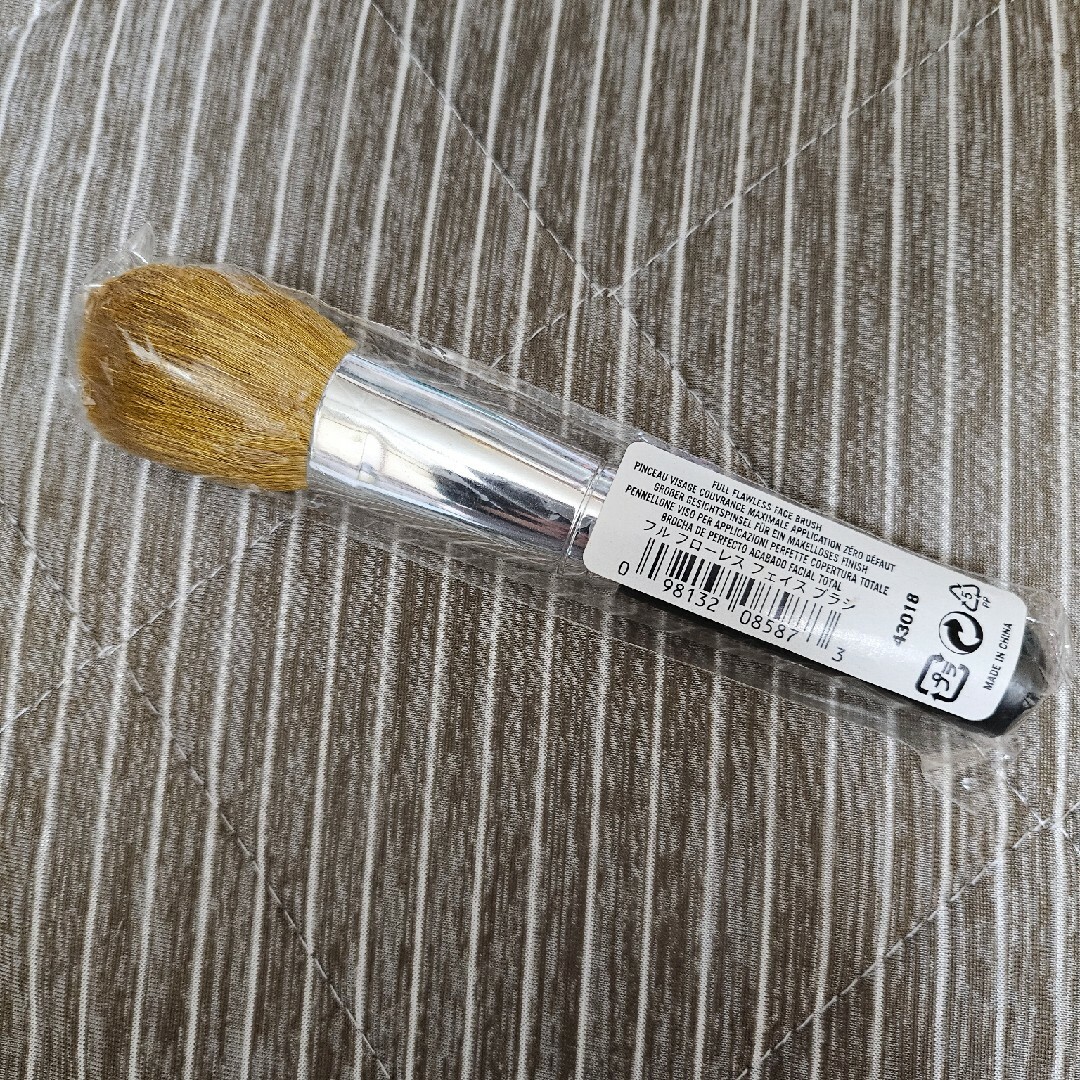 bareMinerals(ベアミネラル)の新品  ベアミネラル フルフローレスブラシ フェイスブラシ コスメ/美容のメイク道具/ケアグッズ(ブラシ・チップ)の商品写真