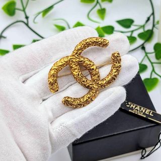 シャネル(CHANEL)のシャネル ヴィンテージ ココマーク 唐草模様 溶岩 93A ブローチ ゴールド(ブローチ/コサージュ)