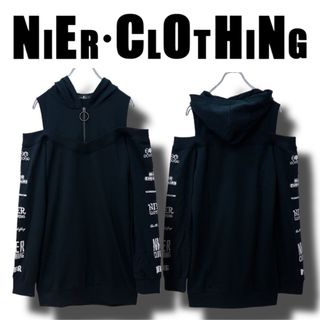 NieR clothing ハーフジップオフショルダーパーカー【ロゴ】(パーカー)