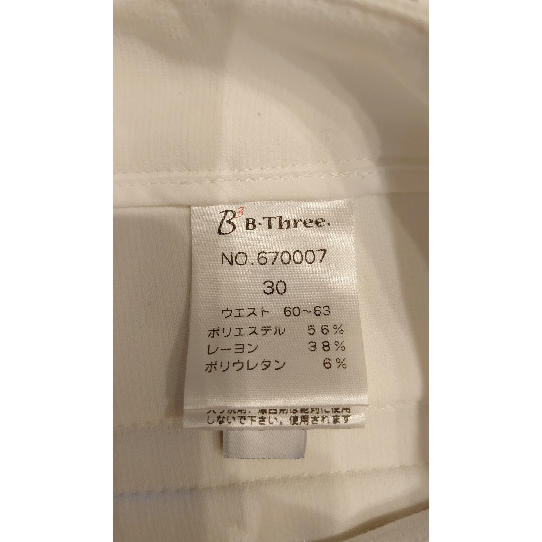 ビースリー　B-Three　オフホワイト　パンツ　ズボン　サイズ30 レディースのパンツ(クロップドパンツ)の商品写真