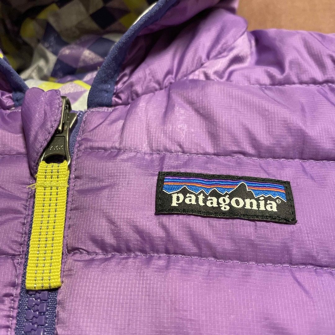 patagonia(パタゴニア)のpatagonia パタゴニア リバーシブル  ライトダウンジャケット フーディ キッズ/ベビー/マタニティのベビー服(~85cm)(ジャケット/コート)の商品写真