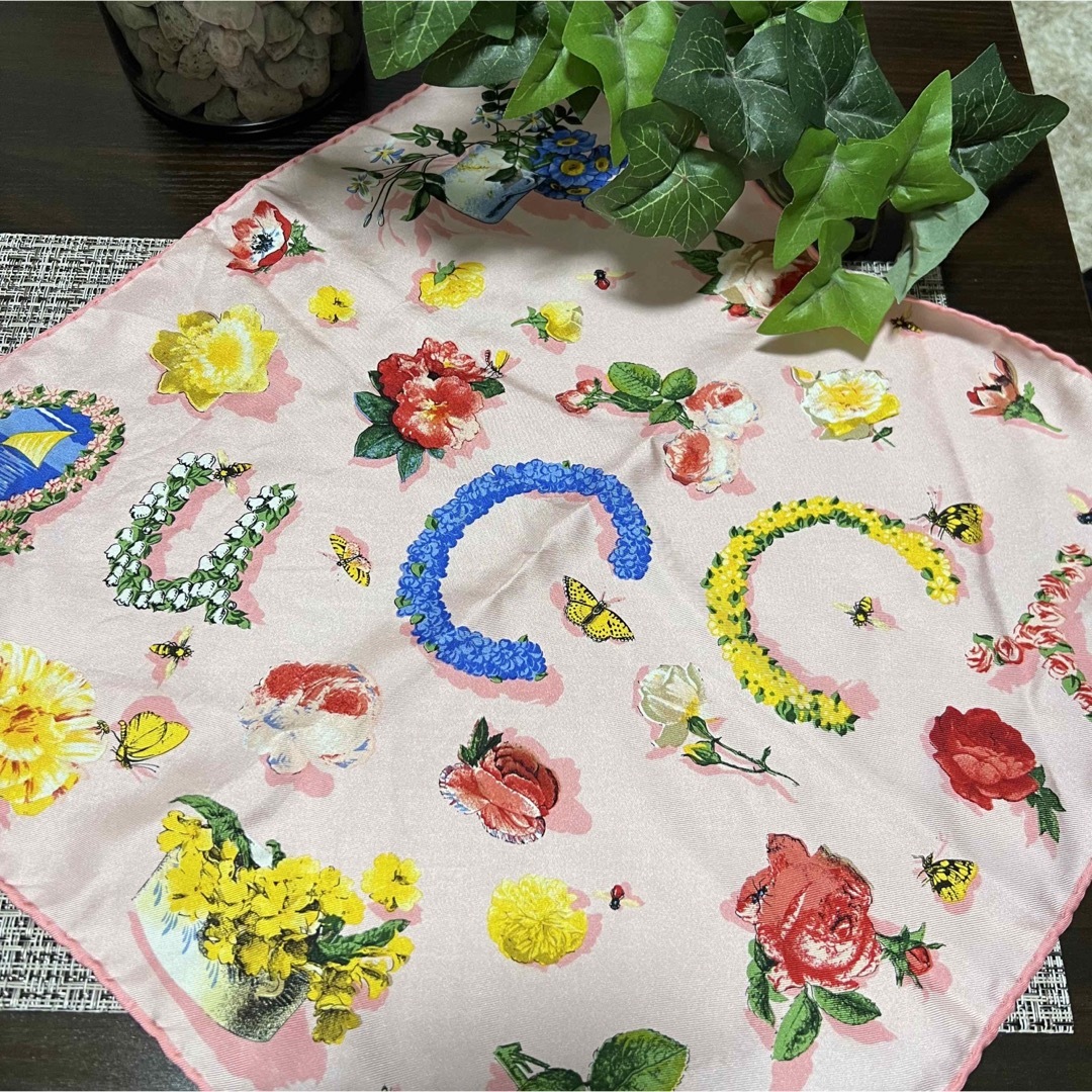 Gucci(グッチ)のGUCCI グッチ スカーフ ピンク 花柄 レディースのファッション小物(バンダナ/スカーフ)の商品写真