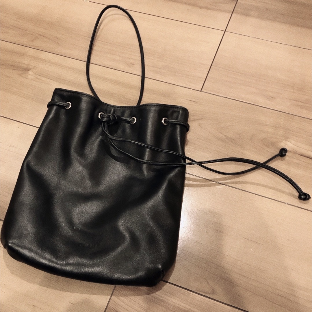 CLANE(クラネ)のCLANE クラネ  DRAWSTRING BAG レザーバッグ 巾着 ブラック レディースのバッグ(ショルダーバッグ)の商品写真