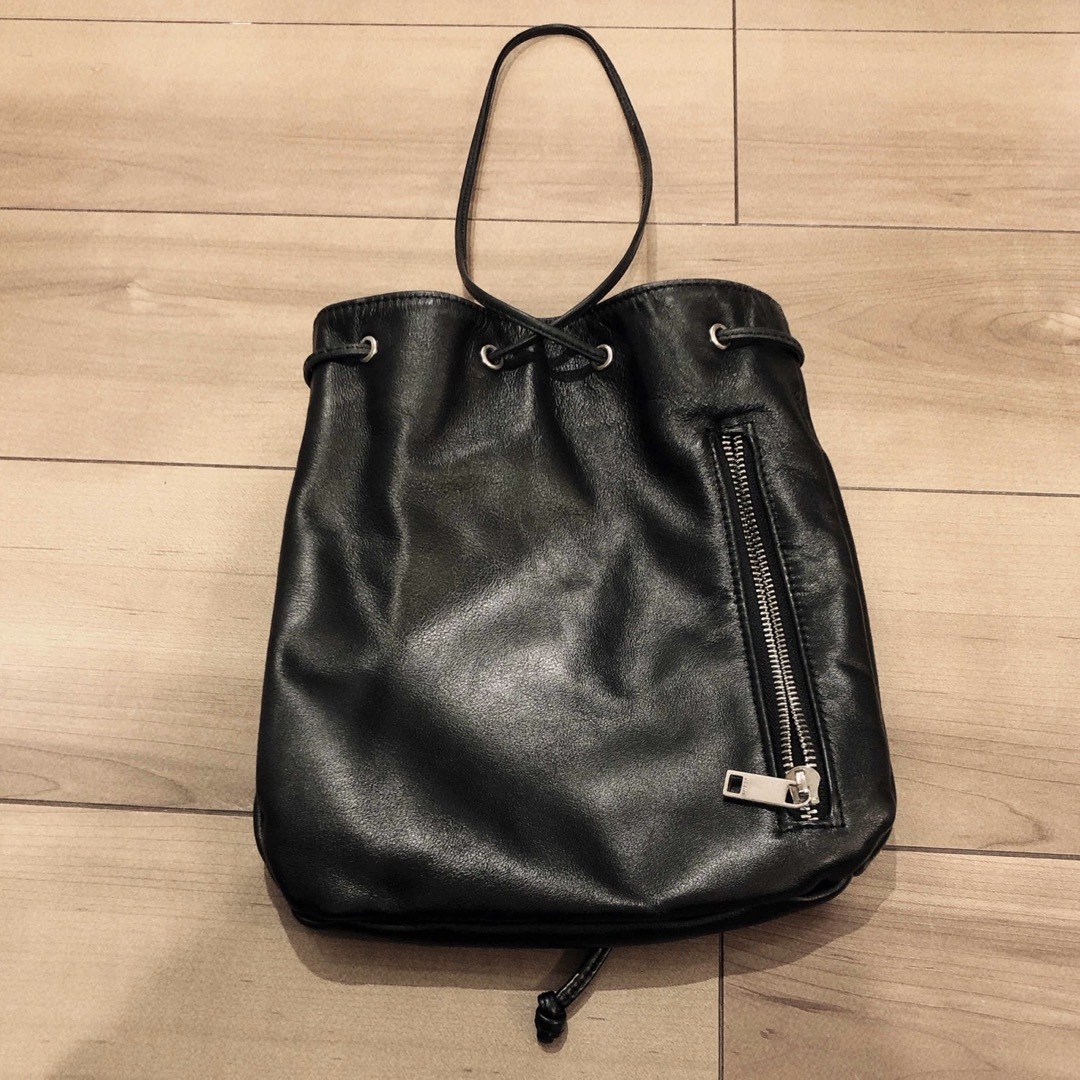 CLANE(クラネ)のCLANE クラネ  DRAWSTRING BAG レザーバッグ 巾着 ブラック レディースのバッグ(ショルダーバッグ)の商品写真