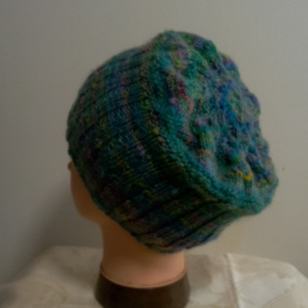 手編みカラフル　ニット帽 レディースの帽子(ニット帽/ビーニー)の商品写真