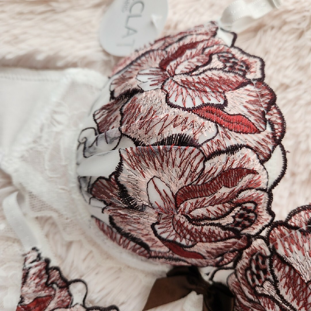 №397【D70】ラブローズフラワー刺繍ブラジャー&フルバックショーツ レディースの下着/アンダーウェア(ブラ&ショーツセット)の商品写真