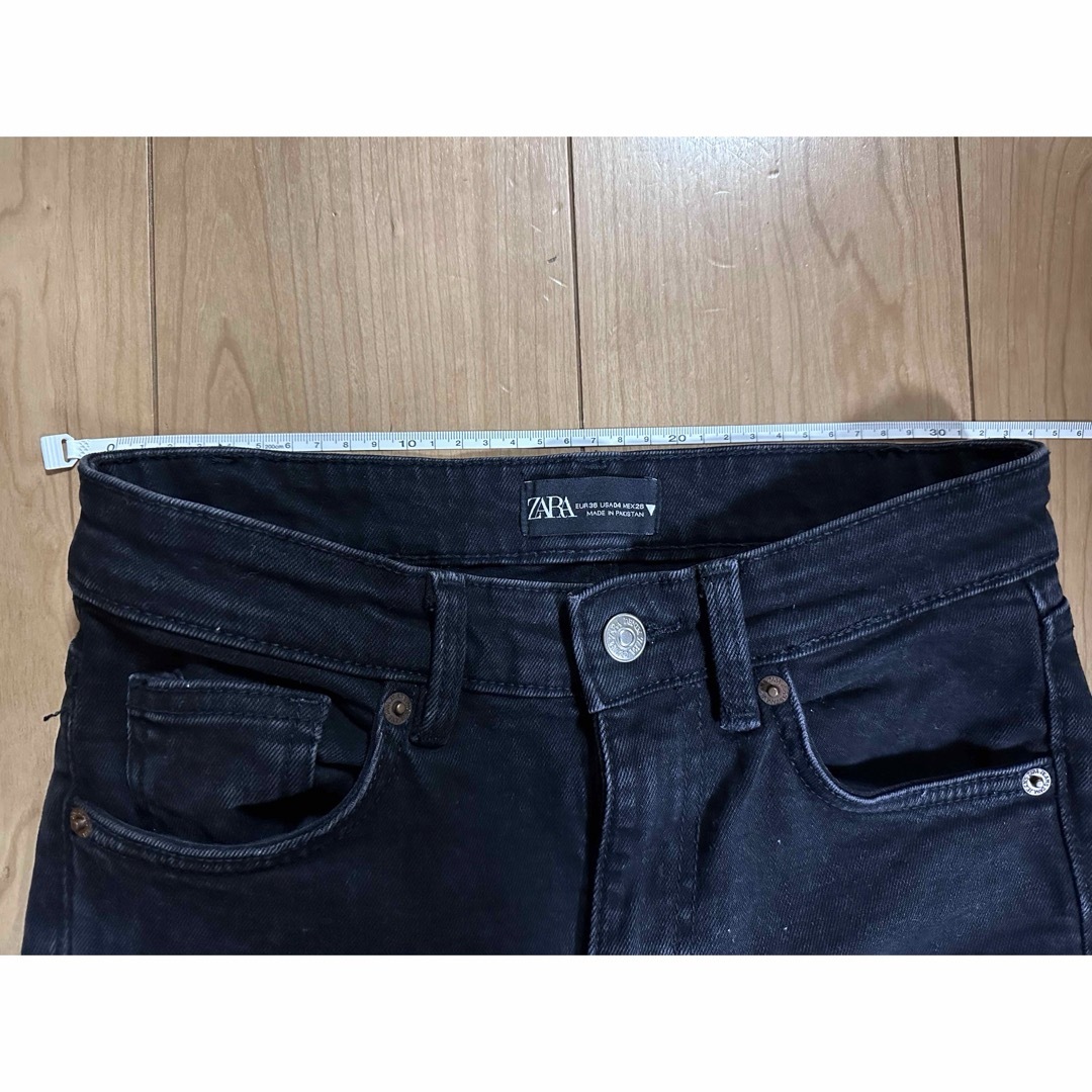 ZARA(ザラ)のZARA ザラ ブラックデニム デニムパンツ デニムフレアパンツ レディースのパンツ(デニム/ジーンズ)の商品写真