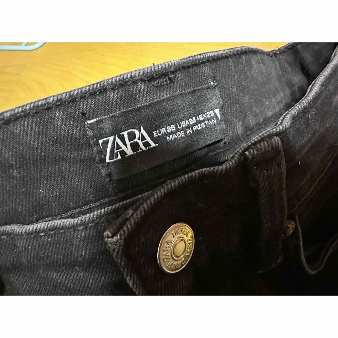 ZARA(ザラ)のZARA ザラ ブラックデニム デニムパンツ デニムフレアパンツ レディースのパンツ(デニム/ジーンズ)の商品写真