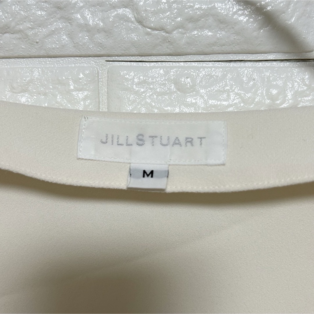 JILLSTUART(ジルスチュアート)の極美品【JILLSTUART】ベルスリーブVネックブラウス  オフホワイト Ｍ レディースのトップス(シャツ/ブラウス(長袖/七分))の商品写真