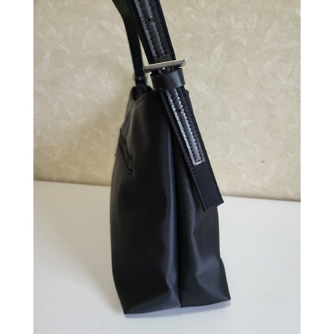 4℃(ヨンドシー)の◆4℃ ヨンドシー◆ロゴ付き ワンショルダーバッグ ブラック レディースのバッグ(ショルダーバッグ)の商品写真