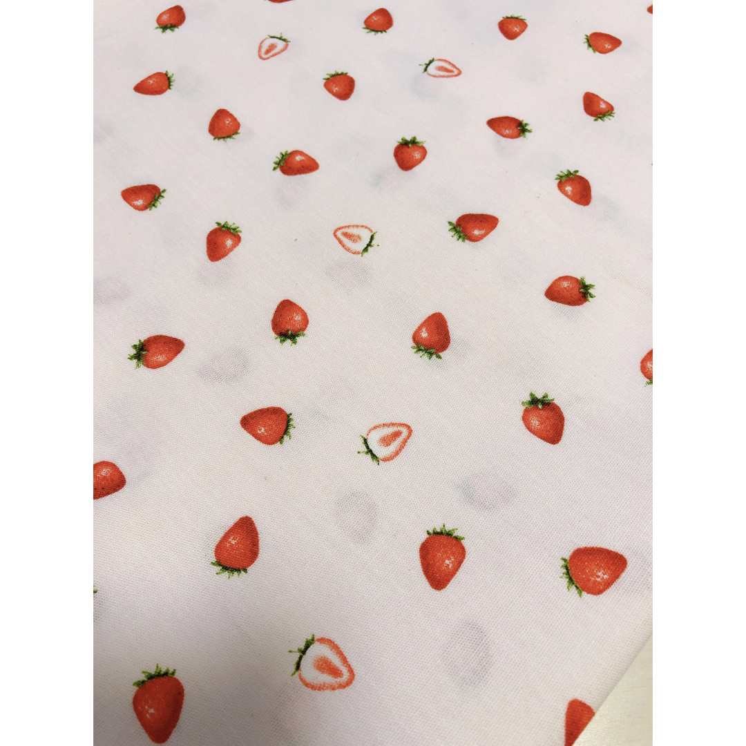 イチゴ　生地　布　ハギレ　はぎれ　いちご　苺 ハンドメイドの素材/材料(生地/糸)の商品写真