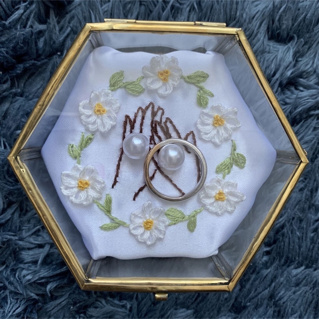 MALAIKA(マライカ)の新作✴︎カモミールのお花に囲まれたリングピロー ハンドメイドのウェディング(リングピロー)の商品写真