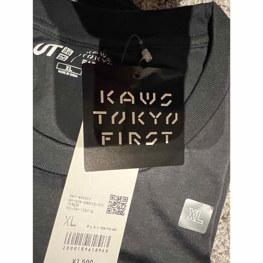 UNIQLO(ユニクロ)のダークグレー XL ユニクロ×カウズ Tシャツ KAWS UNIQLO レディースのトップス(Tシャツ(半袖/袖なし))の商品写真