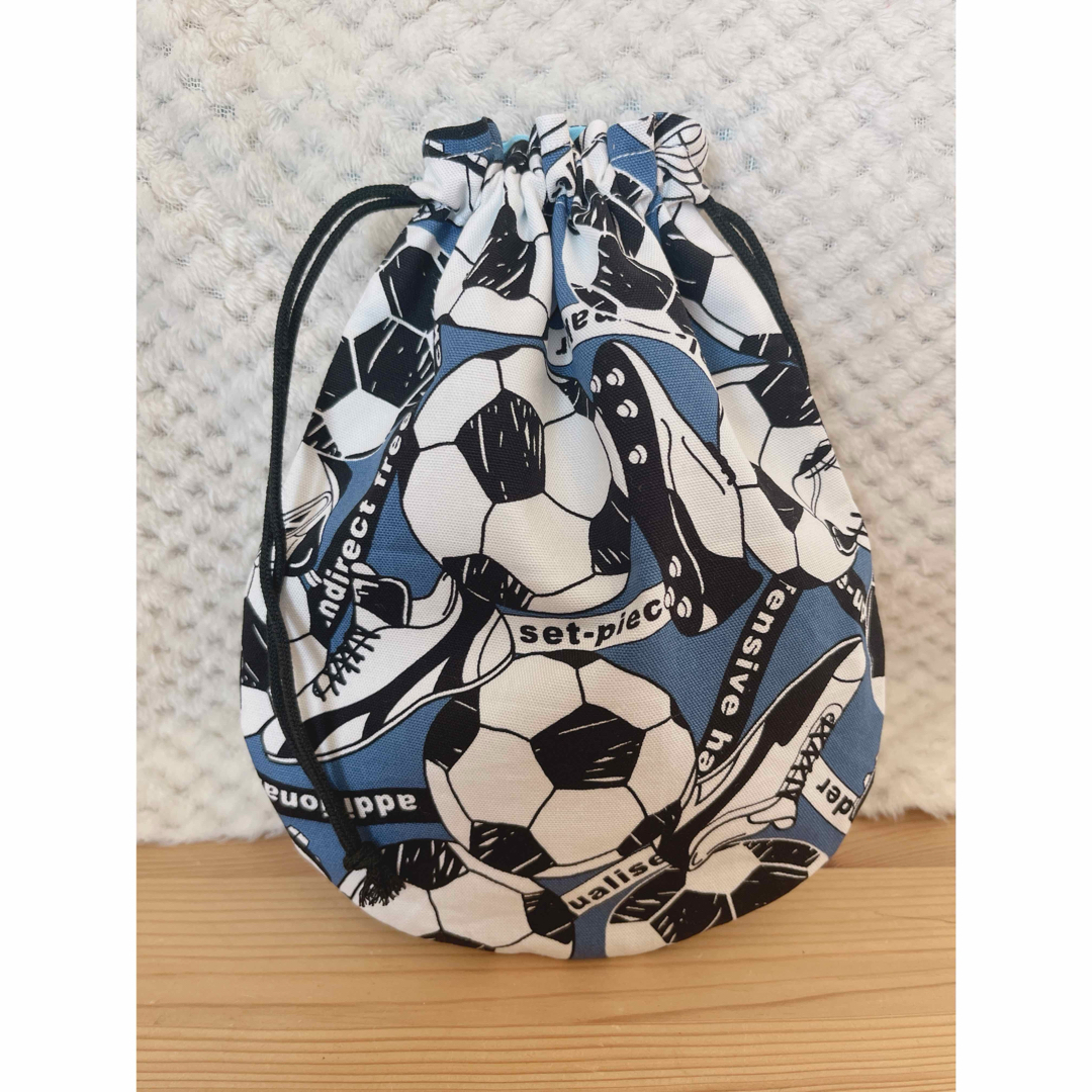 サッカーボール柄　巾着　給食袋 ハンドメイドのキッズ/ベビー(外出用品)の商品写真