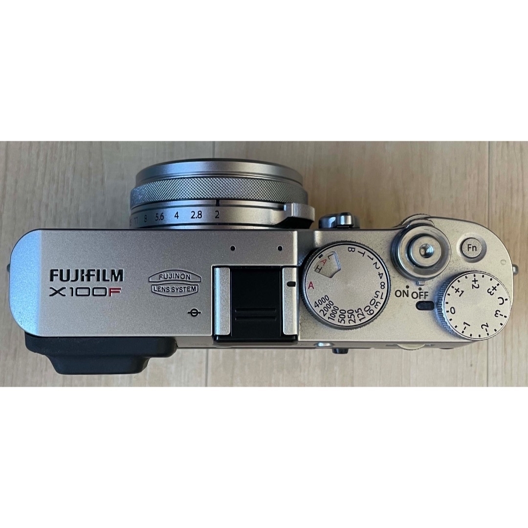 富士フイルム(フジフイルム)のFUJIFILM X100F シルバー【美品】 スマホ/家電/カメラのカメラ(デジタル一眼)の商品写真