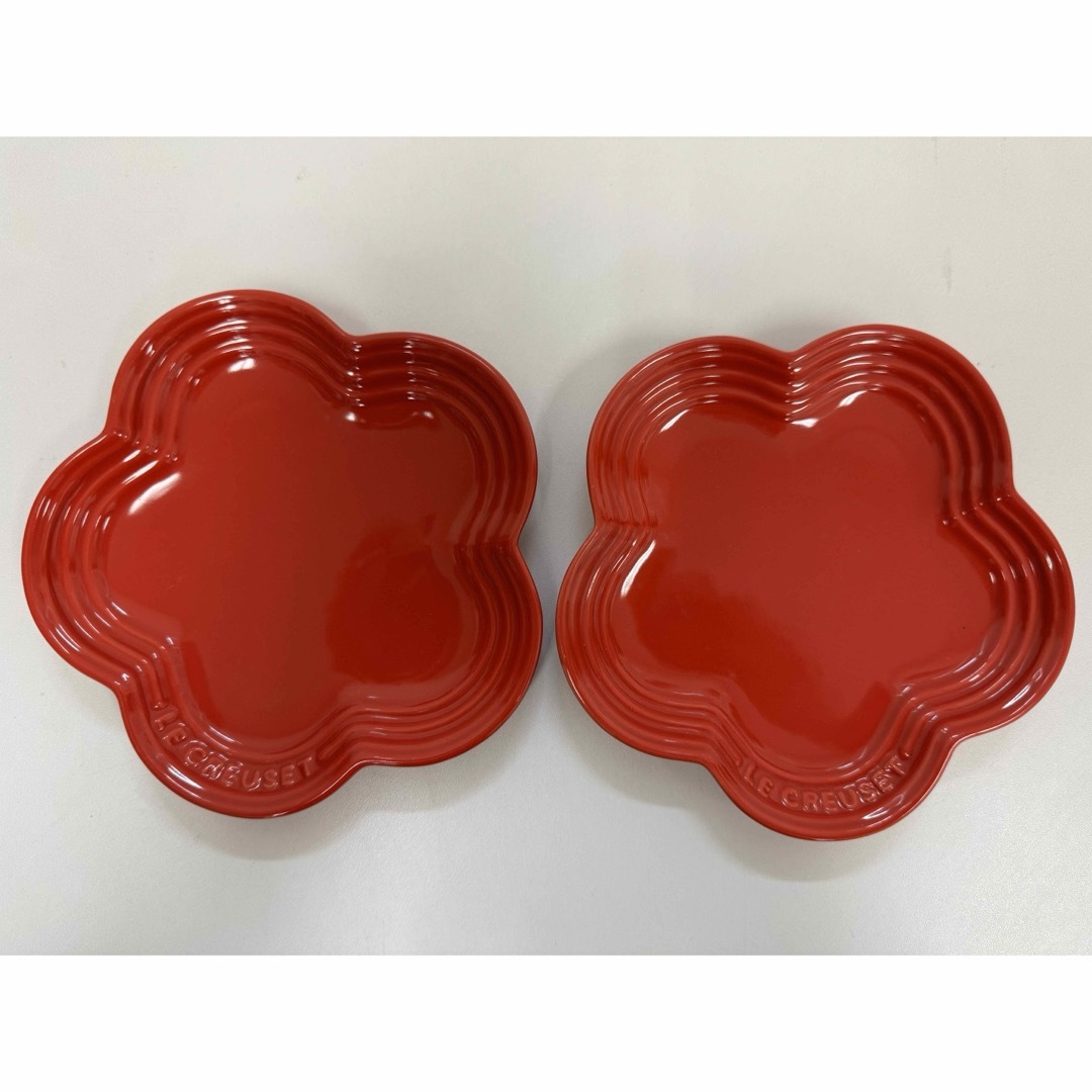 LE CREUSET(ルクルーゼ)のルクルーゼ　フラワープレート　s レッド　2枚　美品 インテリア/住まい/日用品のキッチン/食器(食器)の商品写真